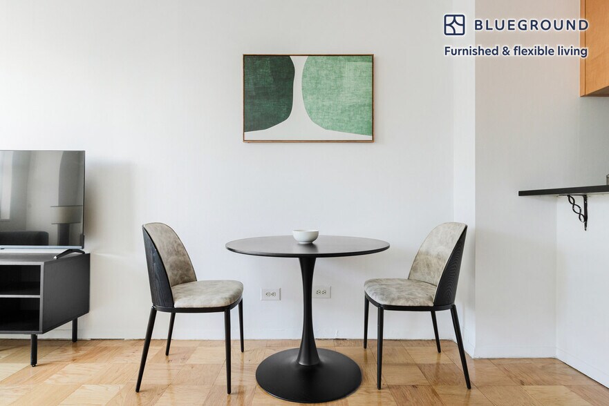 Building Photo - 200 E 72nd St