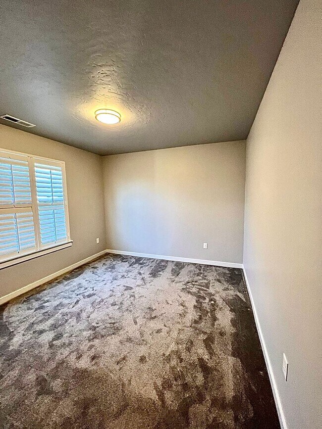 Building Photo - 4 Bedroom 2 bath 3 Car Garage Single Level Meridian.