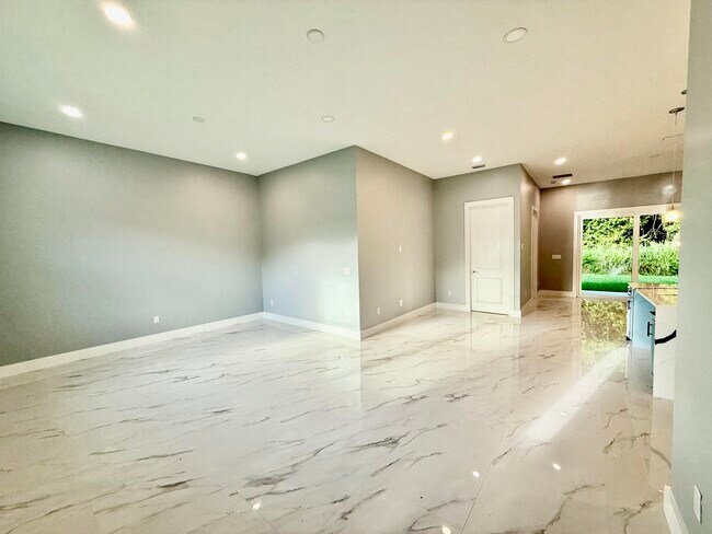 Building Photo - 660 NE Moss Rose Pl