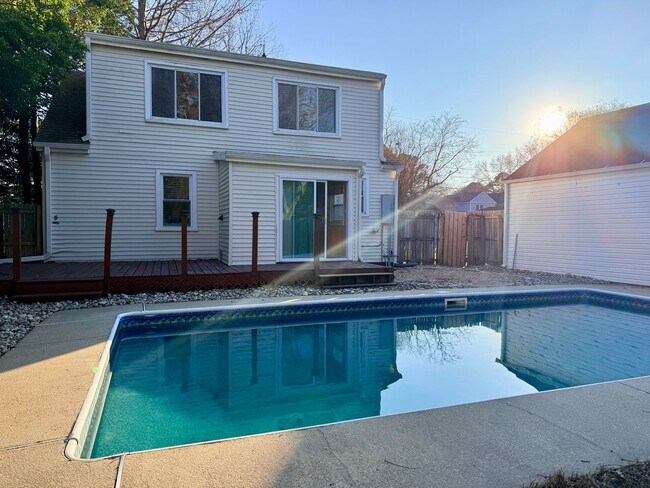 Building Photo - Charming Cape Cod Single Family with inground pool in Norfolk