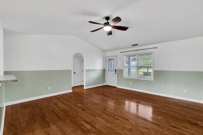 Building Photo - 3 bedroom with Community POOL!
