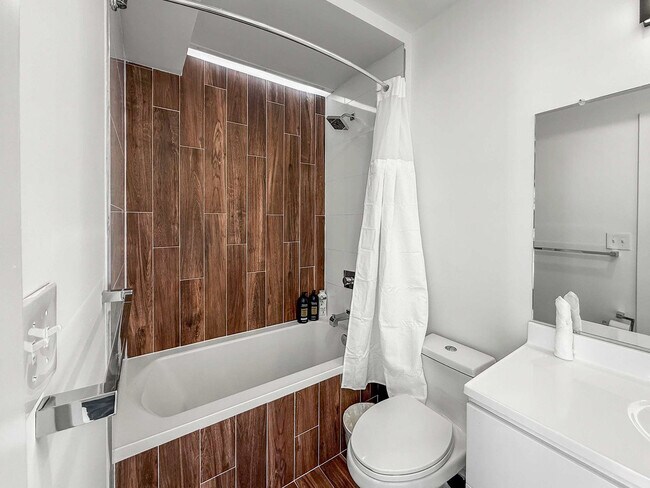 Building Photo - 1214 N American St