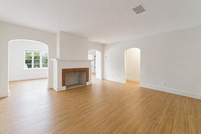 Building Photo - 400 E Royal Palm Rd