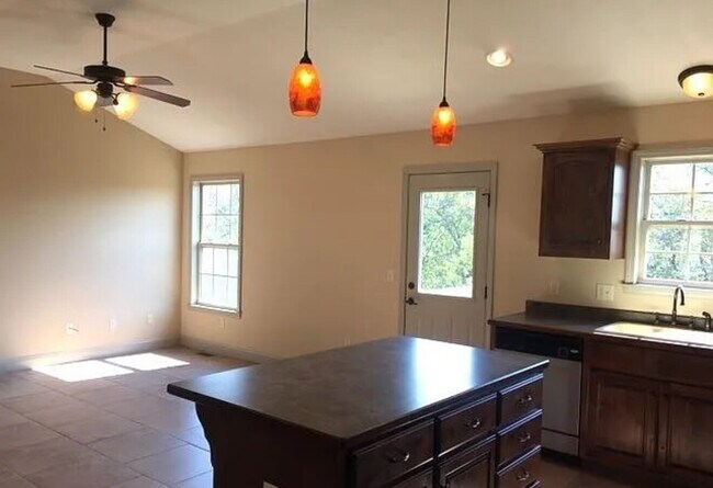 Building Photo - Fresh New Look - 4BR 21/2 Bath