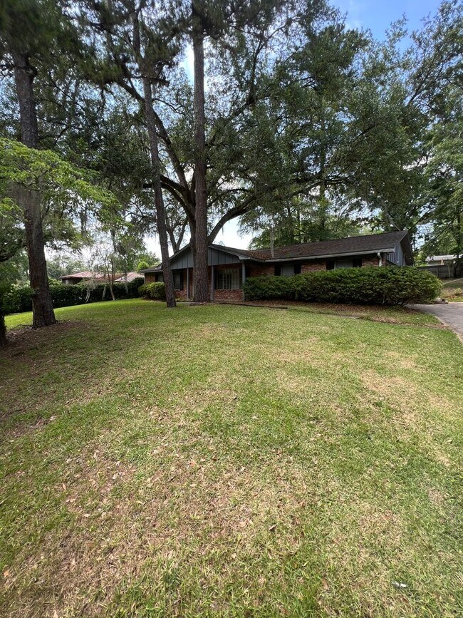 Building Photo - 1910 Rhonda Dr