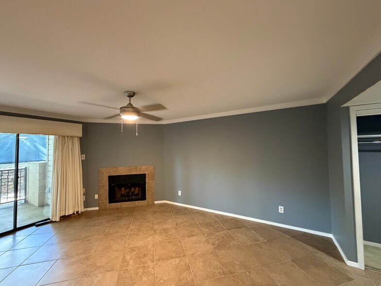 Building Photo - Room in Condo on Wedglea Dr