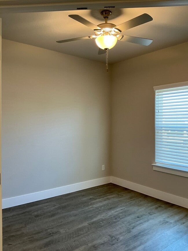 Building Photo - 4/2/2 GODLEY ISD - Two Story Home - Fireplace