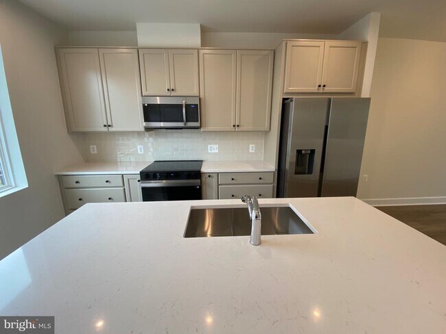 Building Photo - 600 Watermans Dr