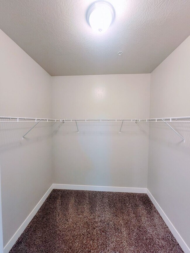 Building Photo - Gorgeous Modern Home!