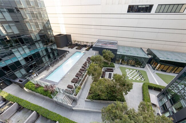 Building Photo - 18 10th St