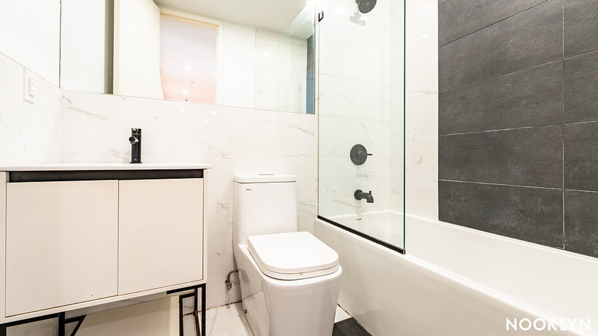 Building Photo - 19 E 31st St