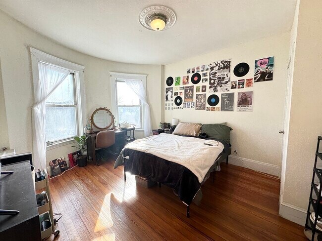 Building Photo - 692 Columbia Rd