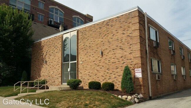 Building Photo - 1535 N Van Buren St