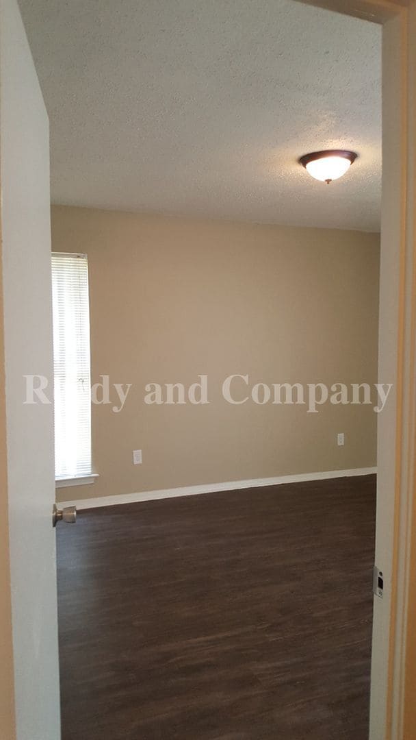 Building Photo - 2831 Gruber Dr