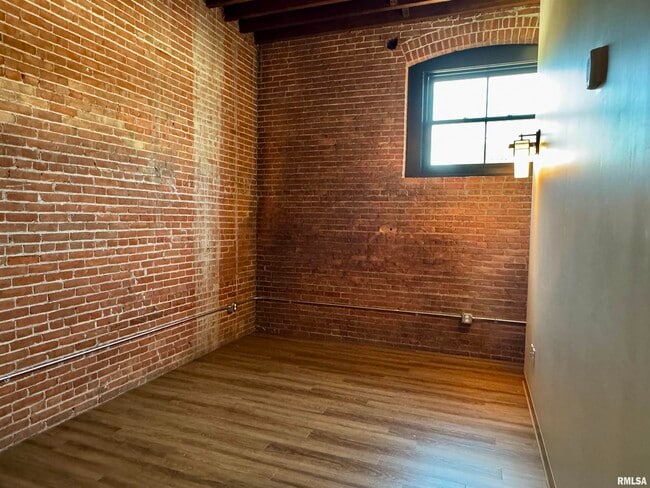 Building Photo - 511 Pershing Ave