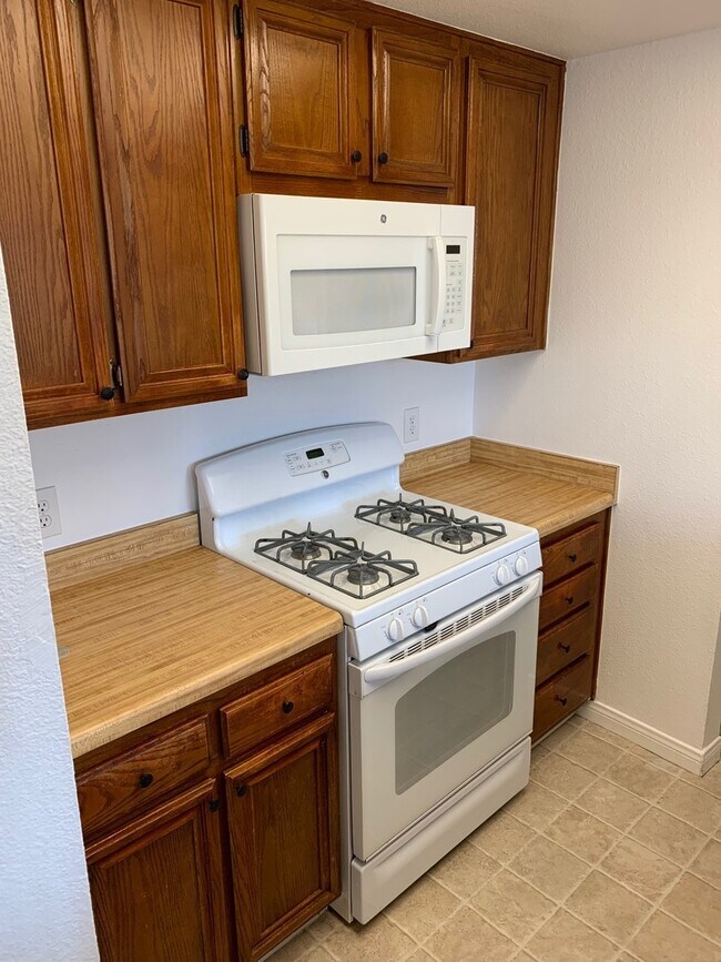 Building Photo - Spacious Condo w/ Washer/Dryer, A/C & View!