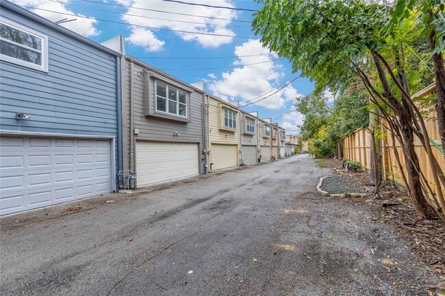 Building Photo - 3139 Bissonnet St