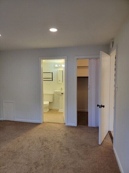 Building Photo - 2339 Boas St