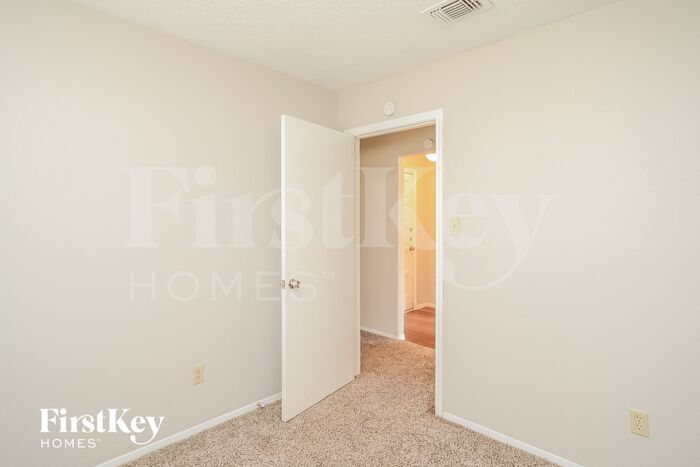 Building Photo - 2710 Village Ct