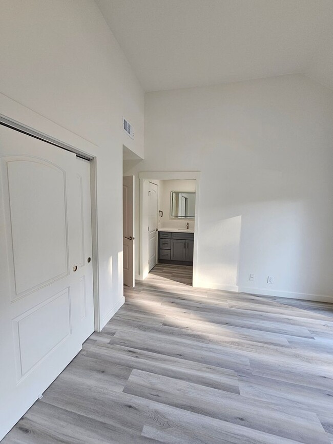 Building Photo - Gorgeous COMLETELY RENOVATED 3 Bed/2.5 Bat...