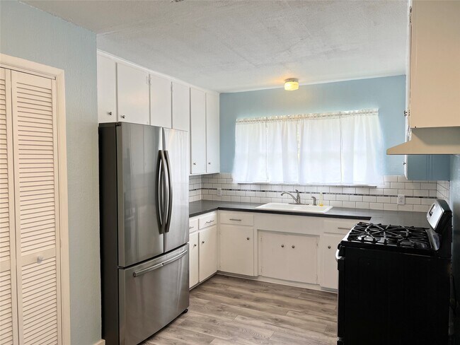 Building Photo - 411 Elaine St