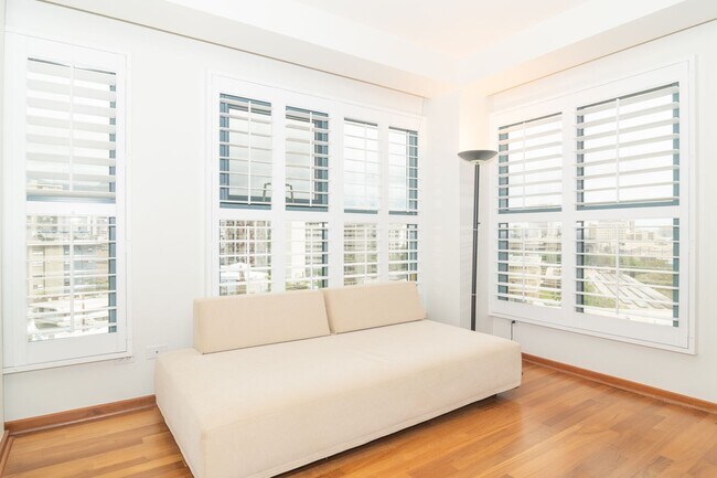 Building Photo - Spacious Condo in the Heart of Honolulu