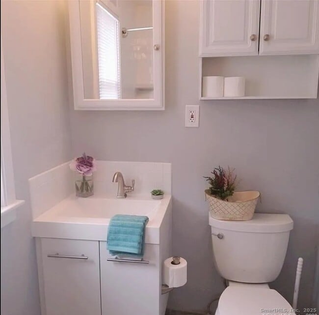 Building Photo - 245 Oakland St