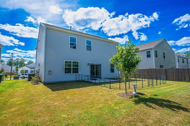 Building Photo - 1017 Ella Bengel Dr