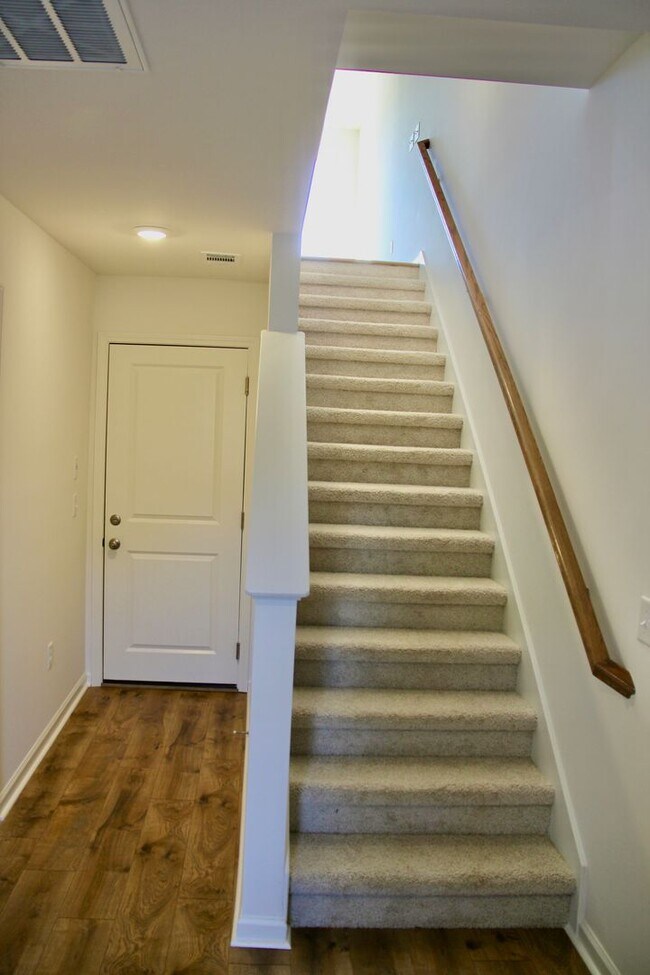 Building Photo - 464 Blair Rd