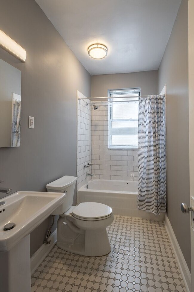 Building Photo - East Edgewater One Bed/One Bath + Den ~ He...