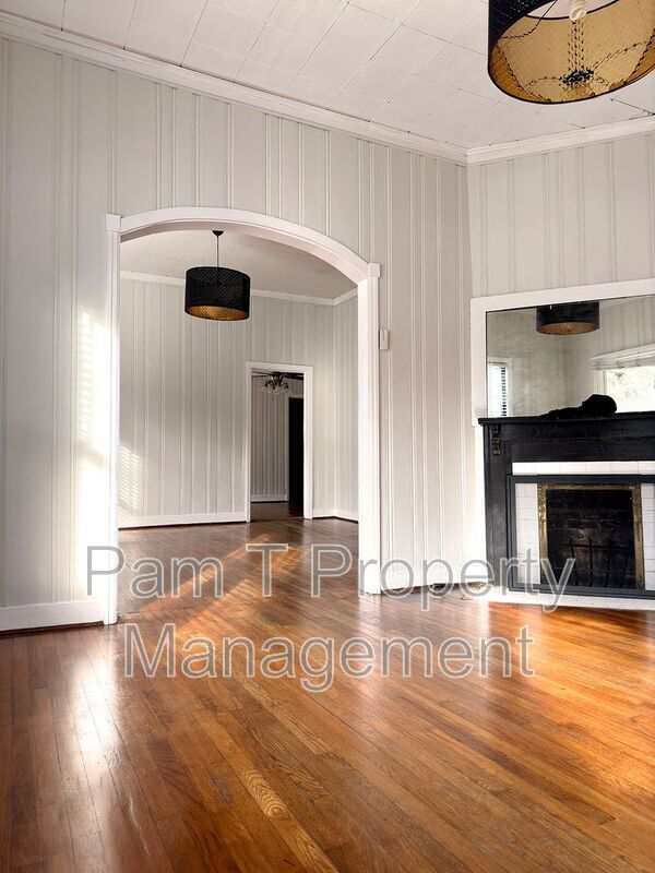 Building Photo - 1112 E Victory Dr