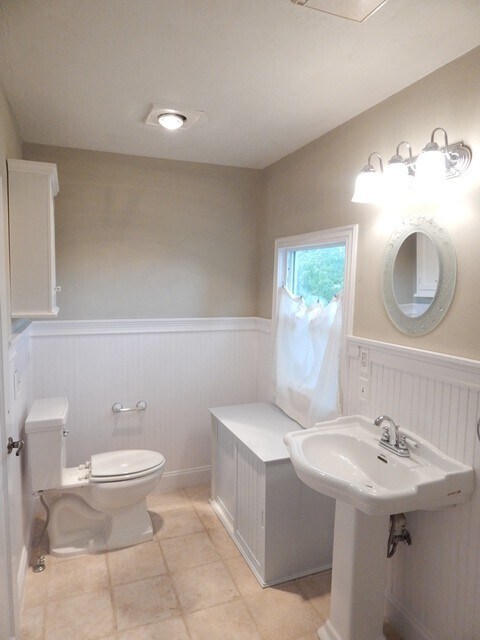 Building Photo - 2Bd/2Ba Two Story House - Available Soon!