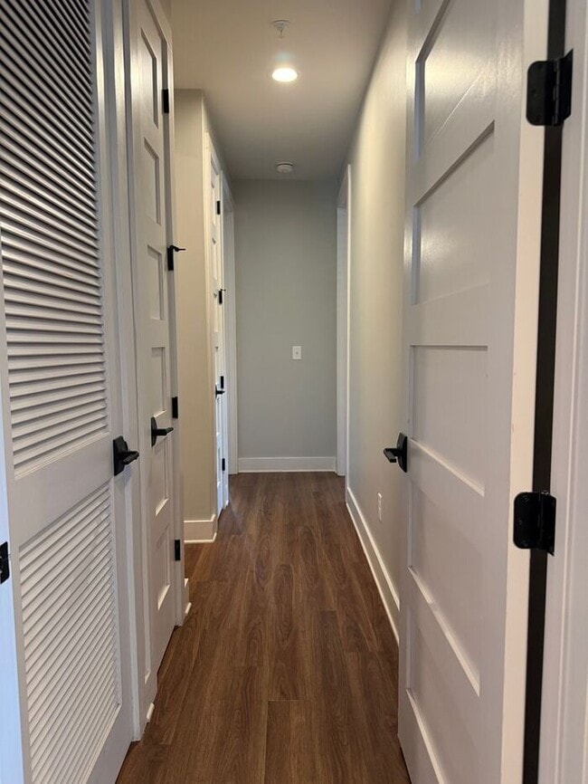 Building Photo - Modern 2 Bedroom Condo in the Heart of Melrose