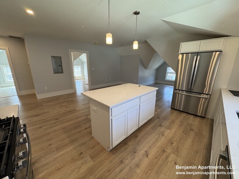 Building Photo - 28 Brooks St