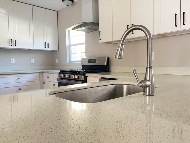 Building Photo - 410 Woolworth St