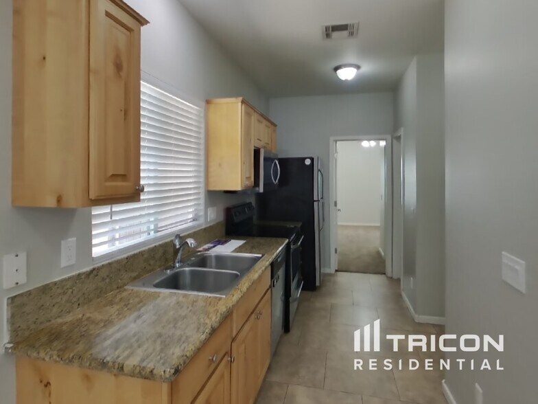 Building Photo - 10321 W Monterosa Ave