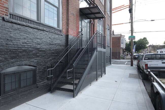 Building Photo - 1901 E Willard St