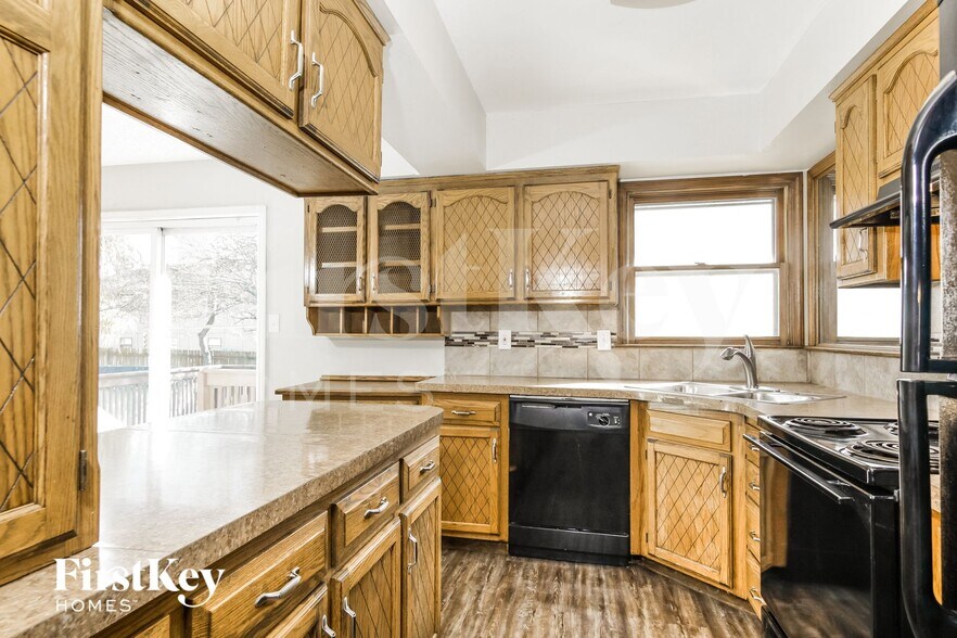 Building Photo - 16905 Lea Ave