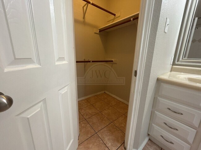 Building Photo - 4507 Lonesome Dove Dr