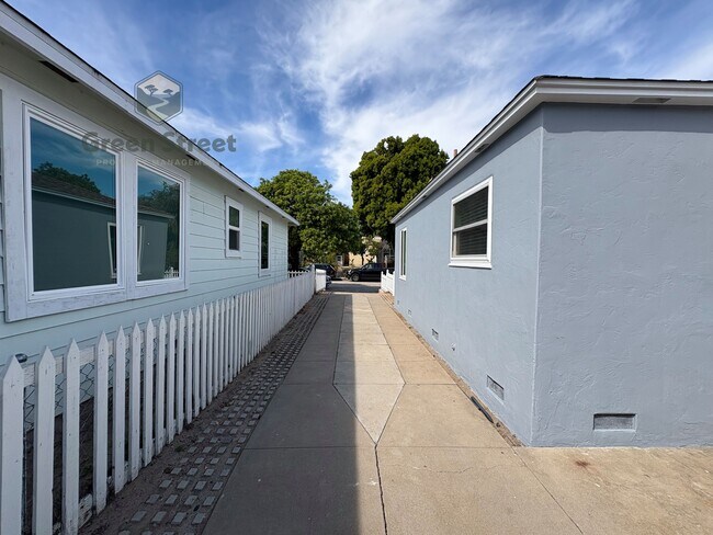 Building Photo - 1719 Oliver Ave