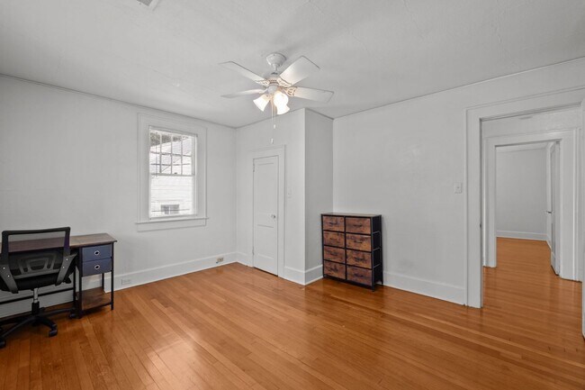 Building Photo - Spacious 5-Bed Home with Front Porch, Deck...
