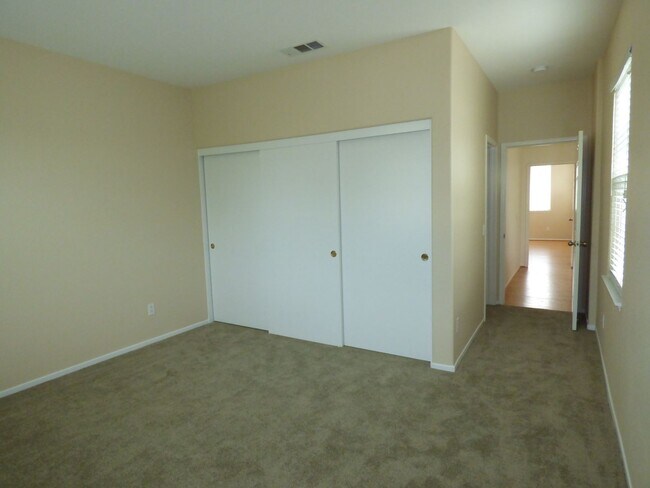Building Photo - Spacious Townhouse located in Poinsettia Heights