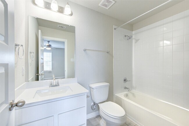 Building Photo - 821 Laguna Grn Ln