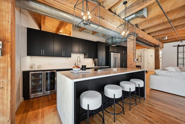 Building Photo - Luxurious Corner 2 BR/ 2 BA Franklin Loft ...