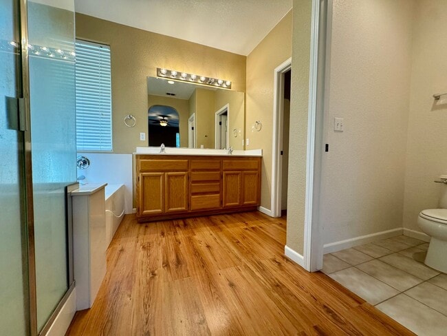 Building Photo - 3 bed 2 bath Plumas Lake