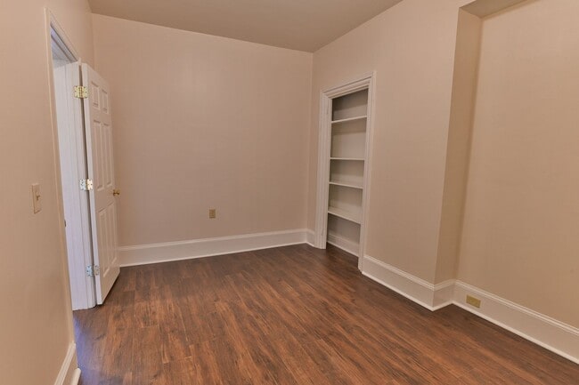 Building Photo - Charming 3 Bedroom on 2nd St