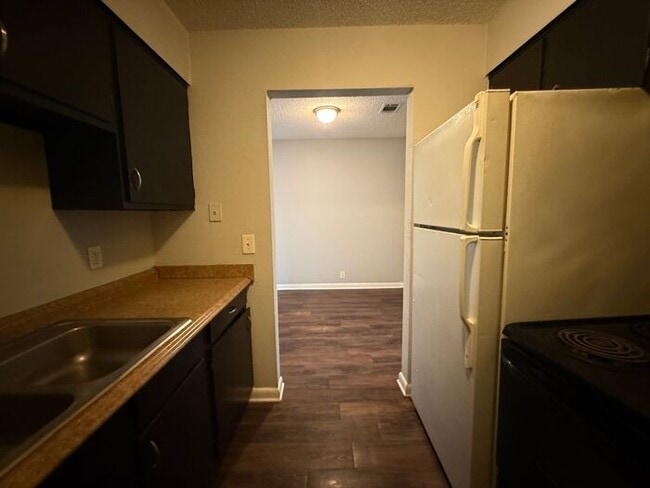 Building Photo - 1 Bed/ 1 Bath Condo!  Harding / Southern Hills Area!  Pets ok!