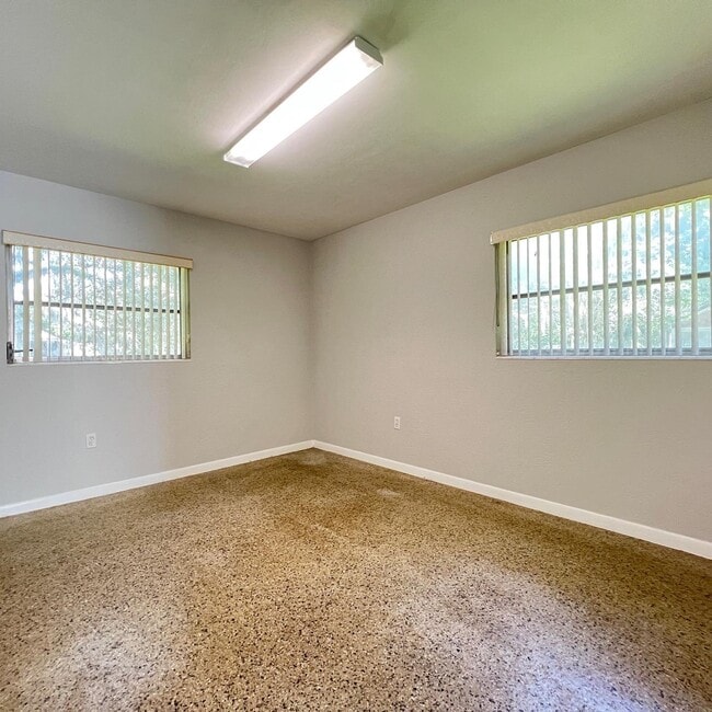 Building Photo - *Charming 2-Bedroom Bungalow with Fenced Backyard*