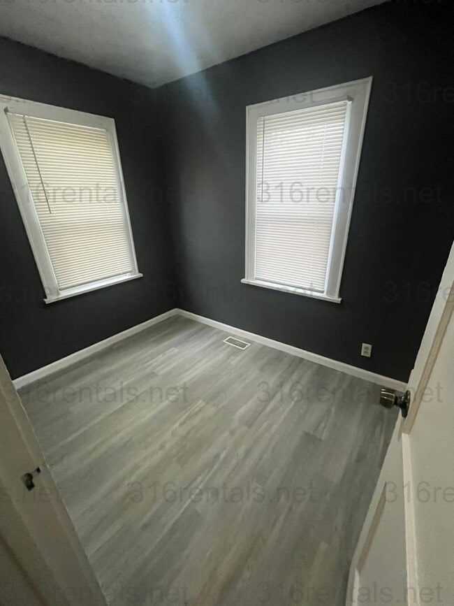 Building Photo - $745 - 2 bed 1 bath - Duplex