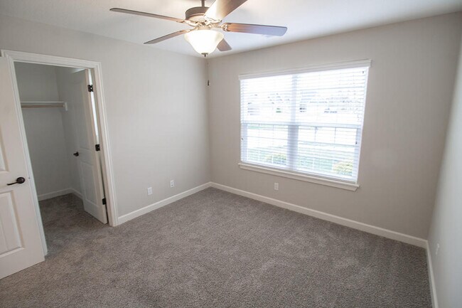 Building Photo - 7410 Oakley Dr